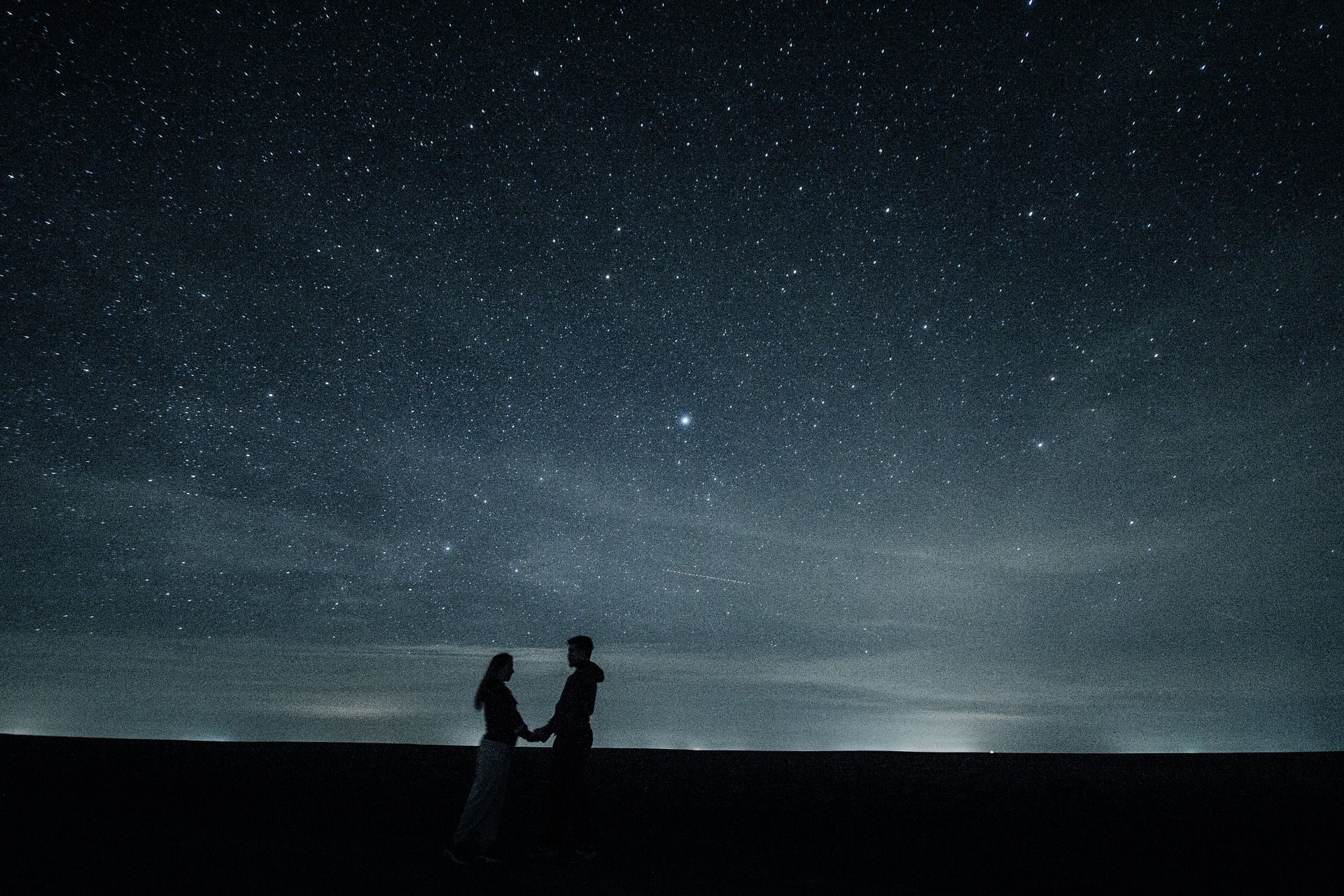 По ночам несмотря на звездное небо сырая. Под звездным небом. Ночное небо со звездами. Ночное небо романтика. Пара на фоне звездного неба.